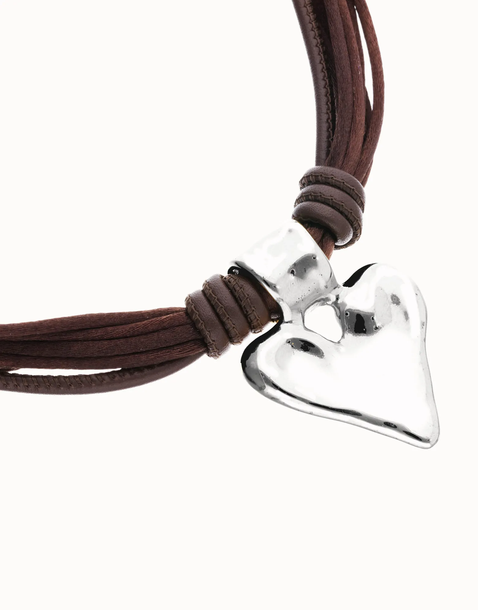 Collar hilo de seda y cuero marrón con detalle de corazón bañado en plata