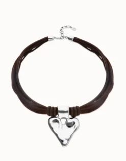 Collar hilo de seda y cuero marrón con detalle de corazón bañado en plata