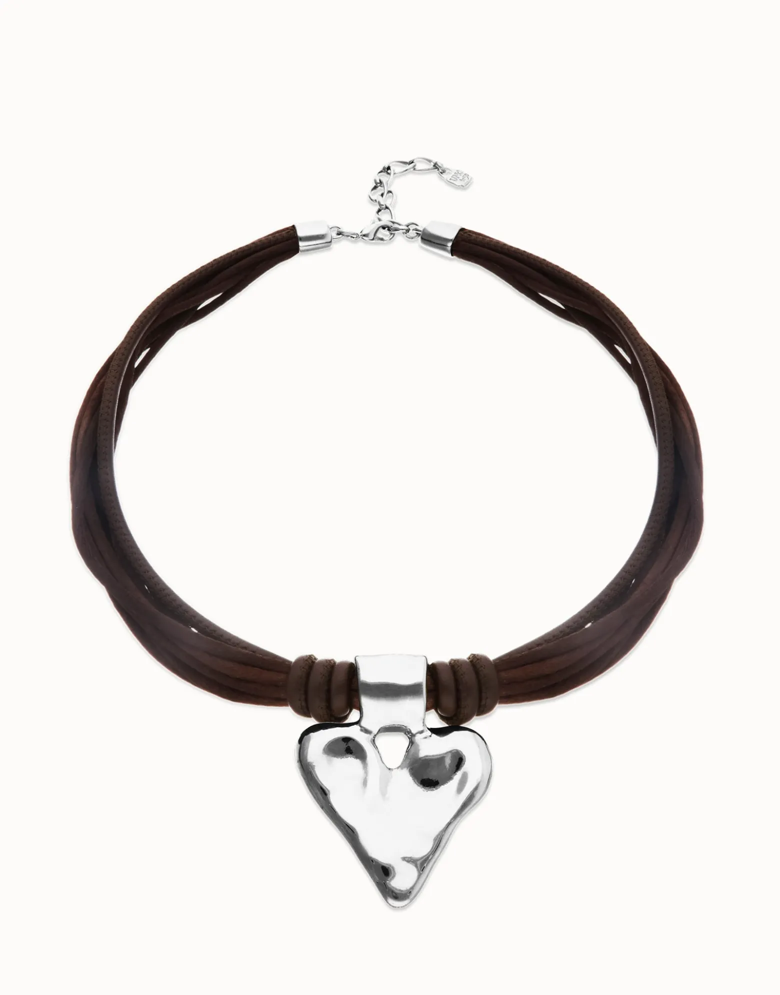 Collar hilo de seda y cuero marrón con detalle de corazón bañado en plata