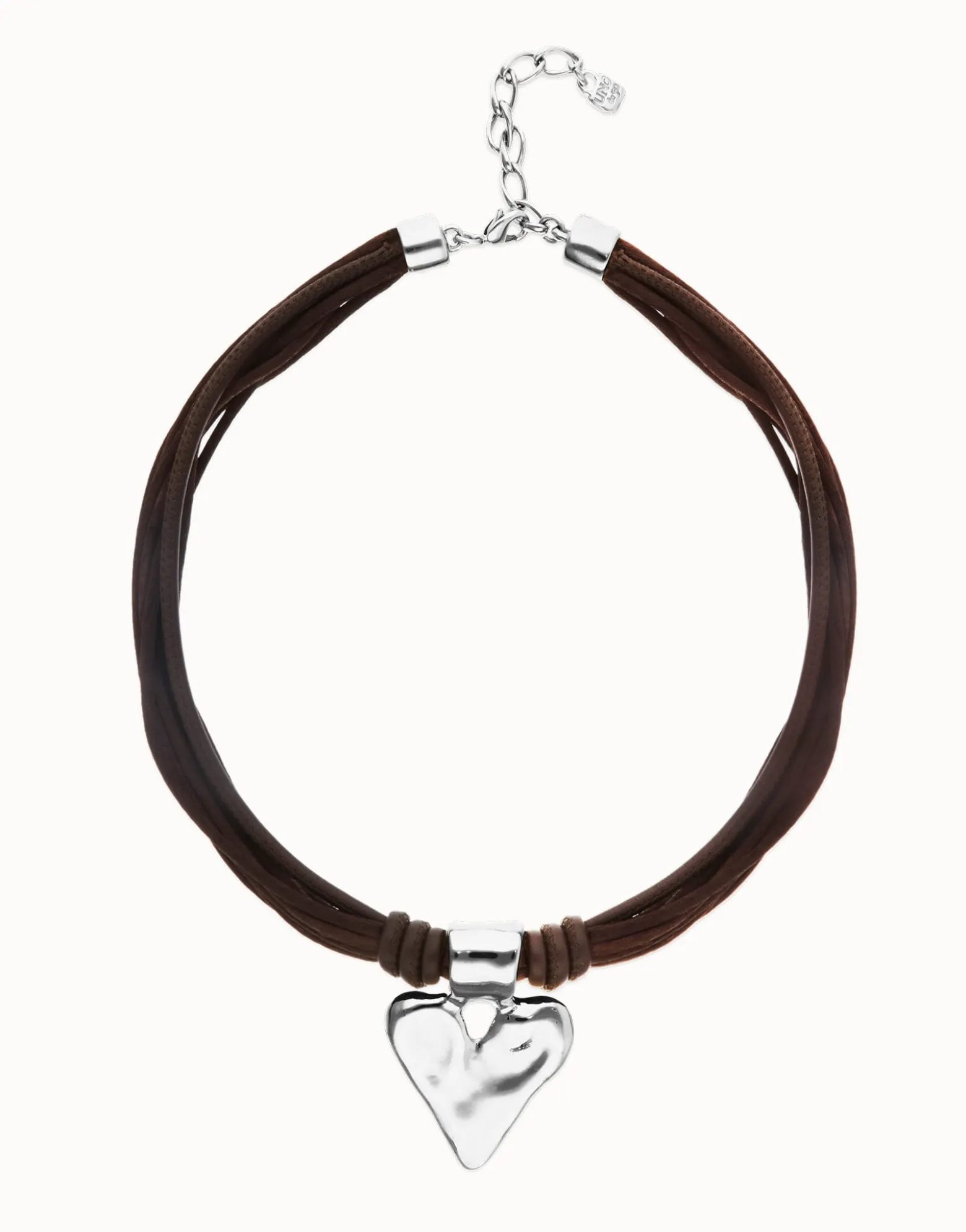 Collar hilo de seda y cuero marrón con detalle de corazón bañado en plata