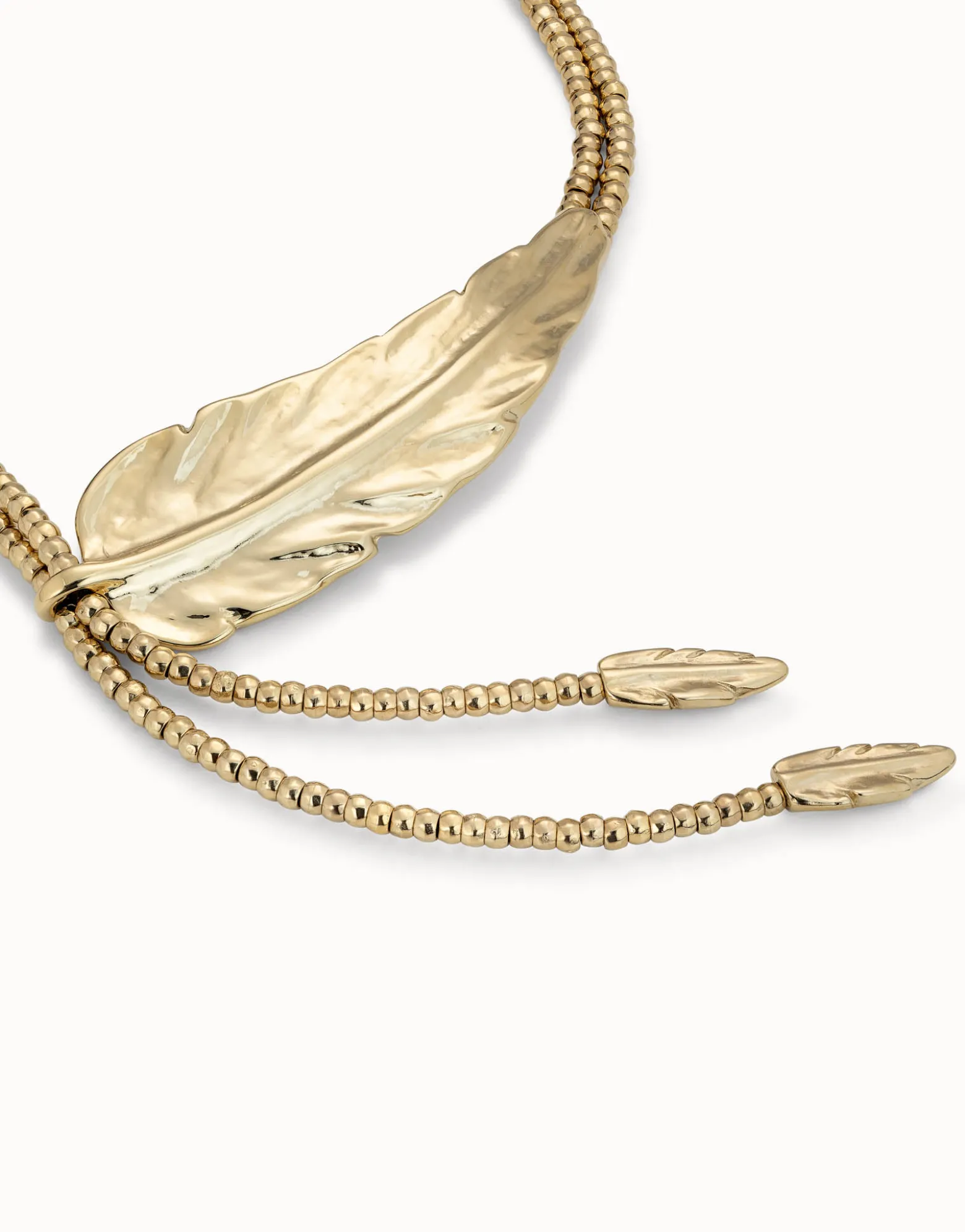 Collar largo bañado en oro de 18k rematado en pequeñas plumas