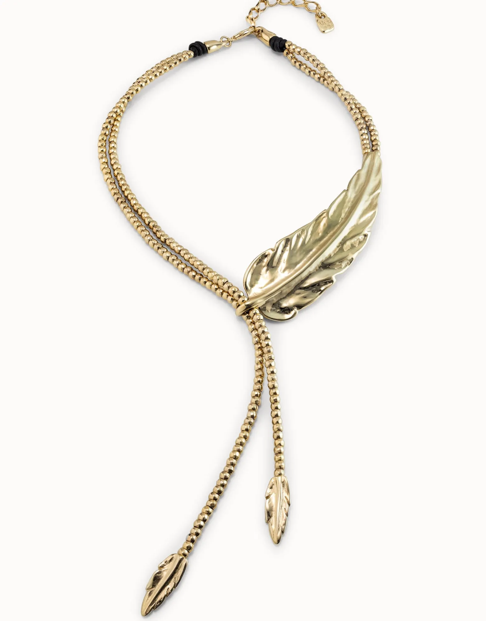 Collar largo bañado en oro de 18k rematado en pequeñas plumas