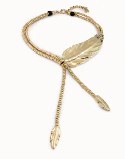 Collar largo bañado en oro de 18k rematado en pequeñas plumas