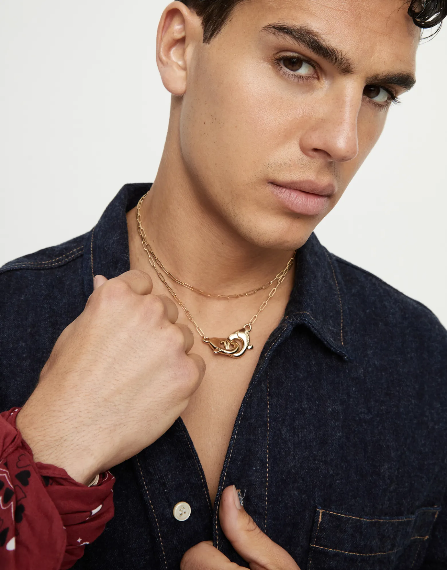 Collar largo bañado en oro 18k con mosqueton entrelazado