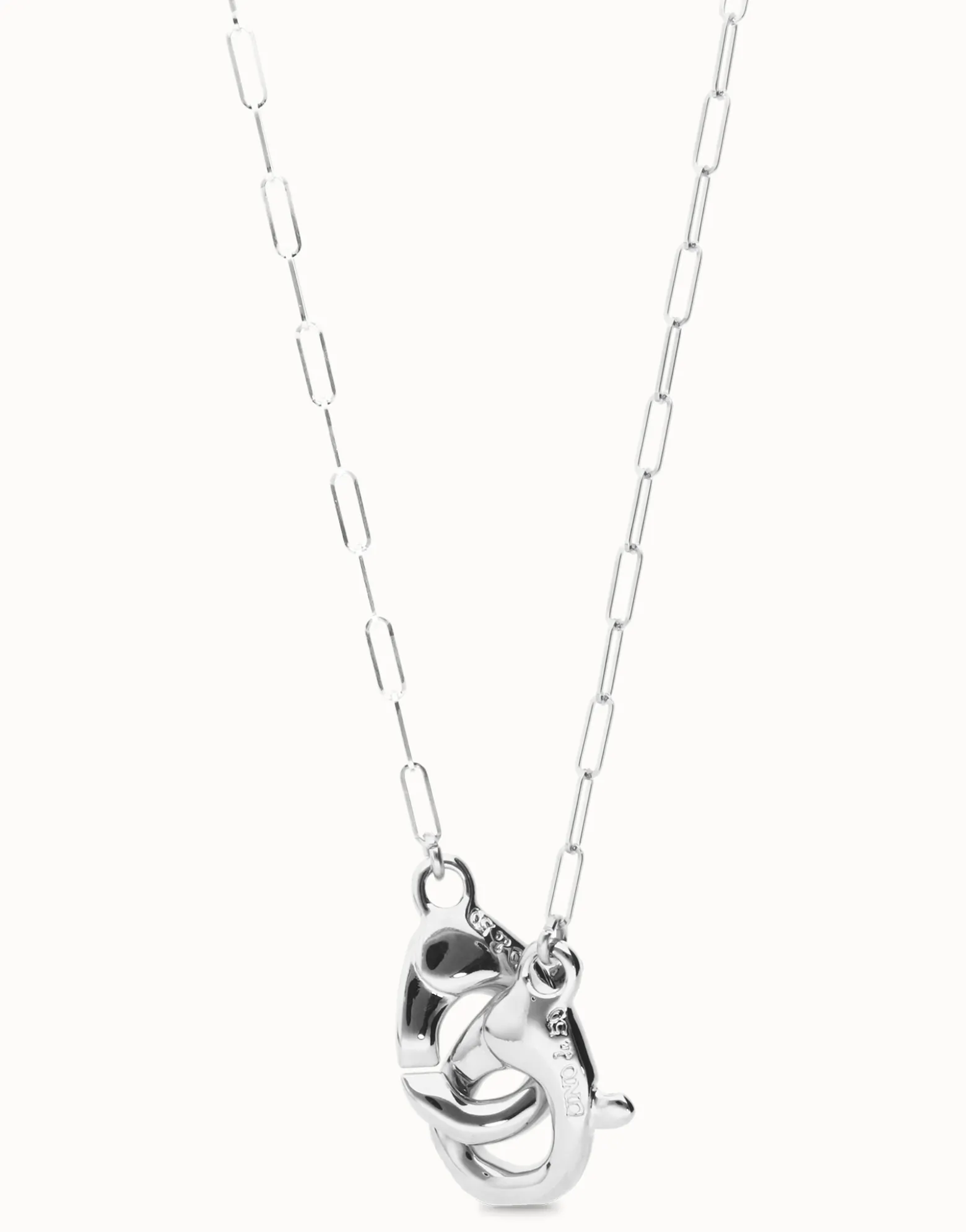 Collar largo bañado en plata con mosquetón entrelazado