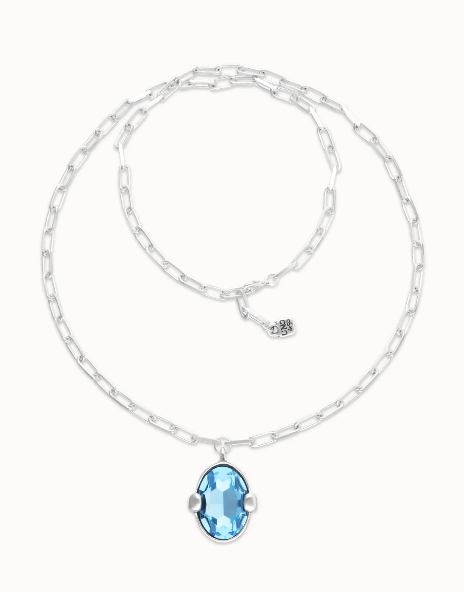 Collar largo bañado en plata con cristal facetado ovalado azul grande