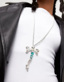 Collar largo bañado en plata de ley y libélula con cristales artesanales verdes