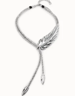 Collar largo bañado en plata de ley rematado en pequeñas plumas