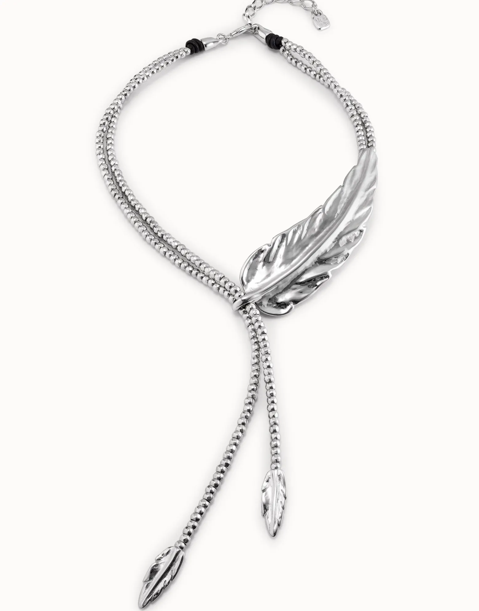 Collar largo bañado en plata de ley rematado en pequeñas plumas