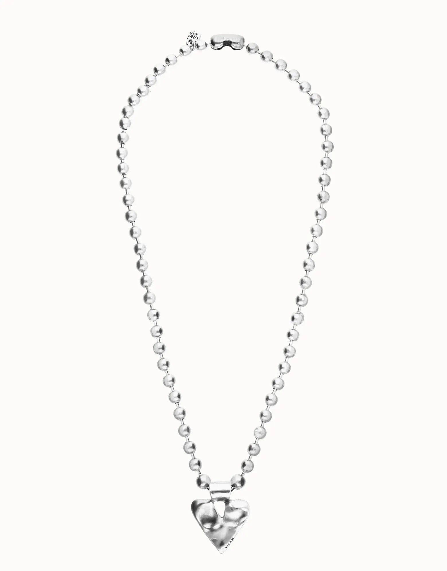 Collar largo con bolas bañado en plata y detalle de corazón