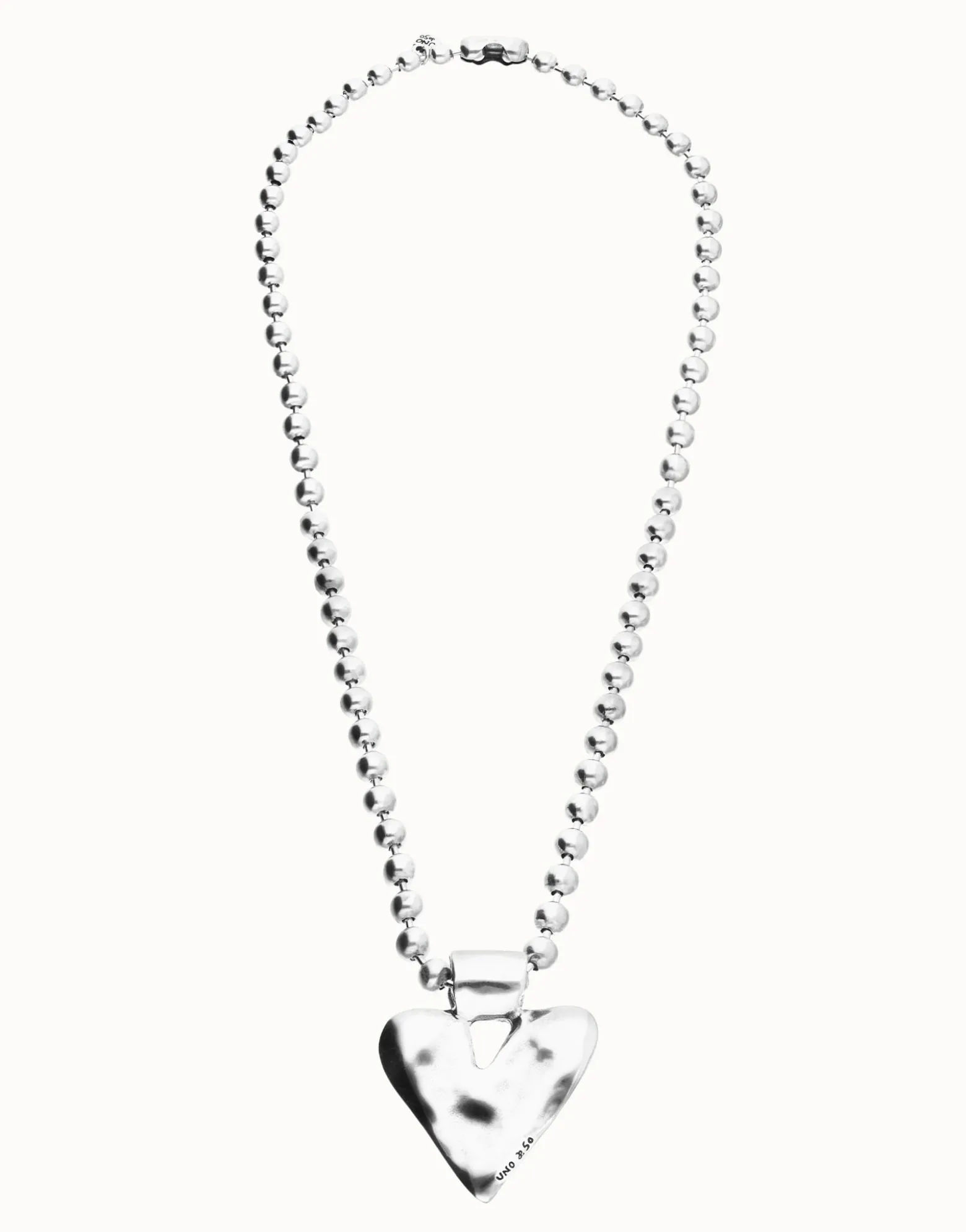 Collar largo con bolas bañado en plata y detalle de corazón