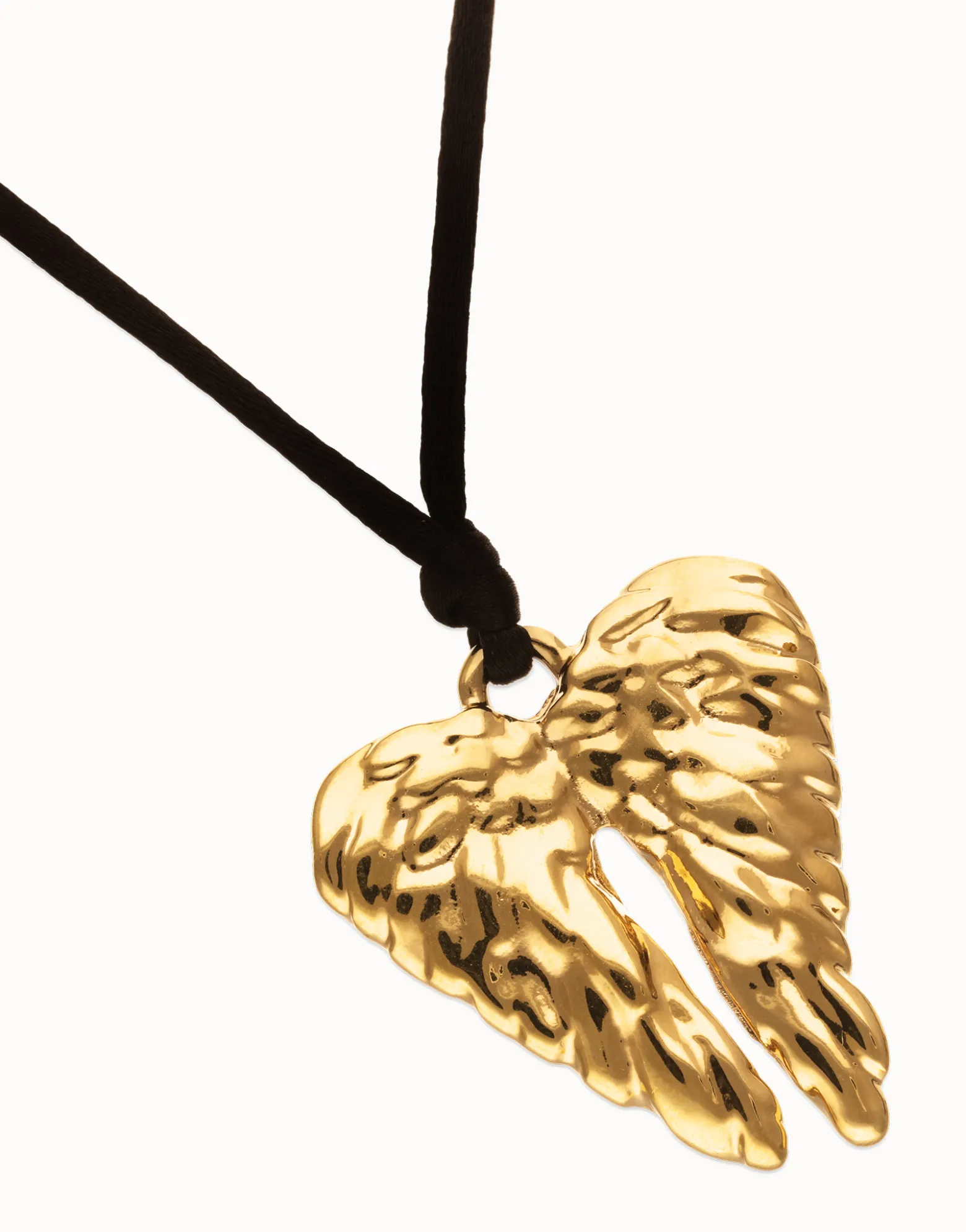 Collar largo en hilo de seda con detalle de alas bañadas en oro 18k