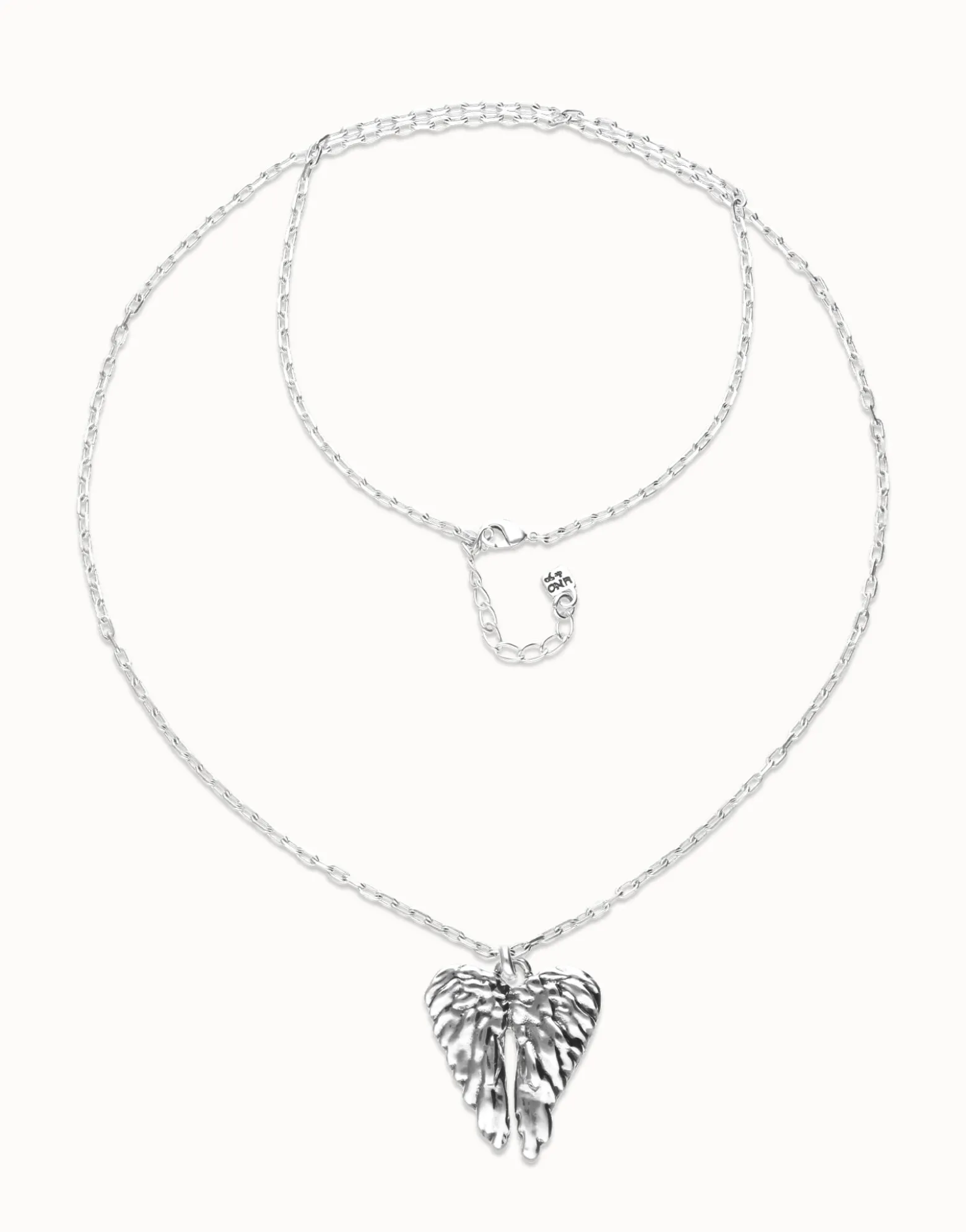 Collar largo en plata de ley y detalle de alas