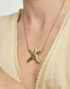 Collar medio bañado en oro con estrella de mar