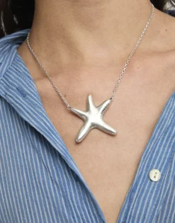 Collar medio bañado en plata con estrella de mar