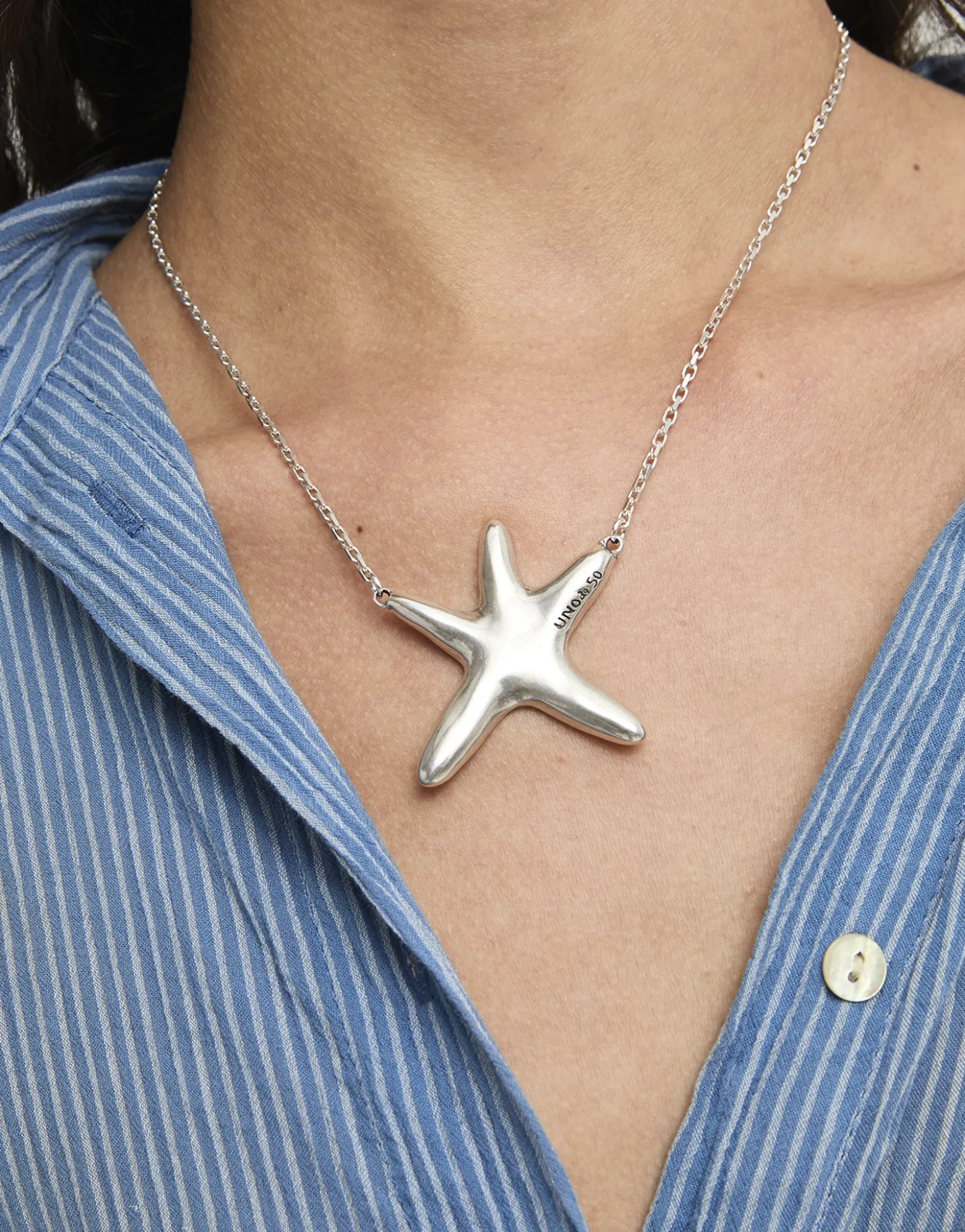 Collar medio bañado en plata con estrella de mar