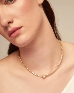 Collar rígido bañado en oro 18k y circonita blanca