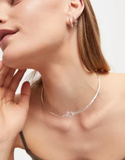Collar rígido con cierre frontal bañado en plata de ley con topacio blanco