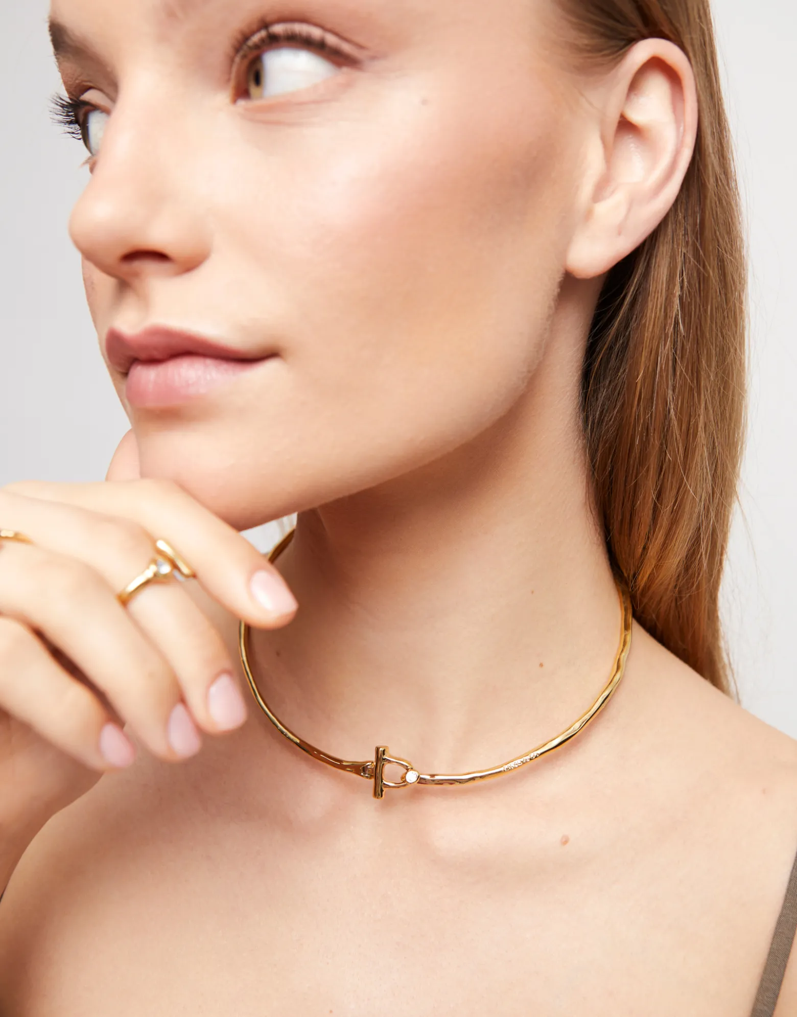 Collar rígido con cierre frontal bañado en oro 18k con topacio blanco