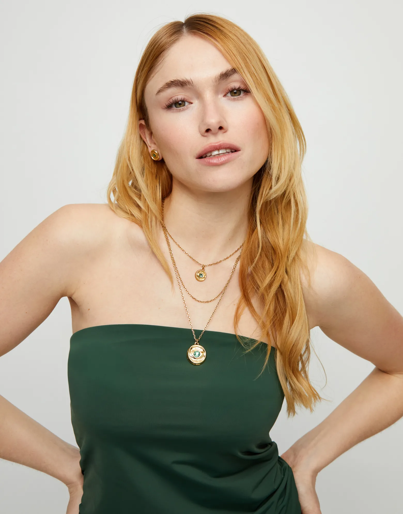 Collar triple bañado en oro 18k con charms de ojo y cristal facetado verde