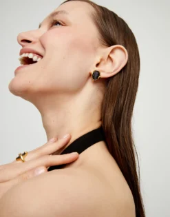 Pendientes bañados en oro 18k con cristal facetado ovalado negro