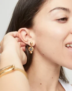 Pendientes bañados en oro 18k con corazón colgante y cristal negro