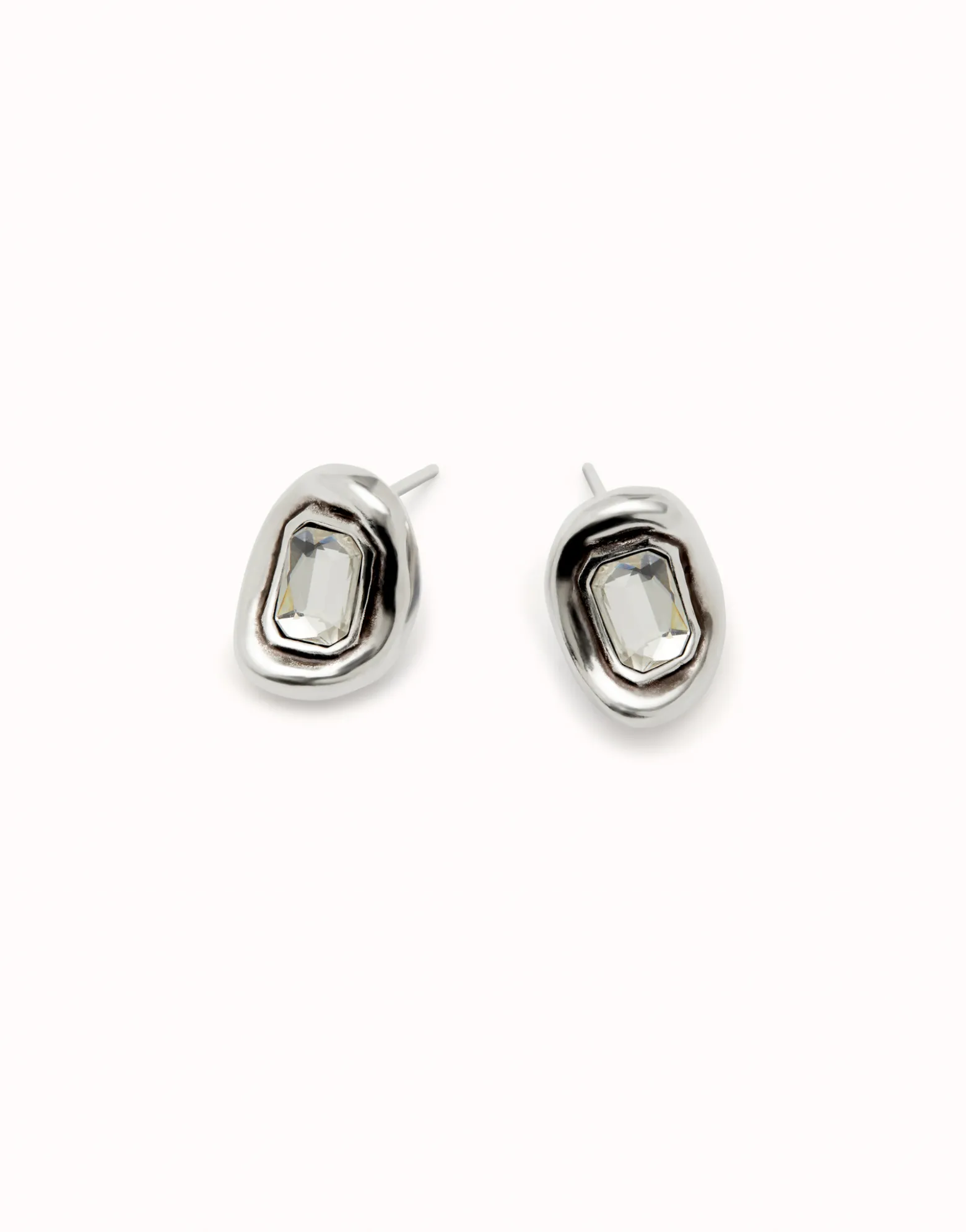Pendientes bañados en plata con cristal facetado blanco