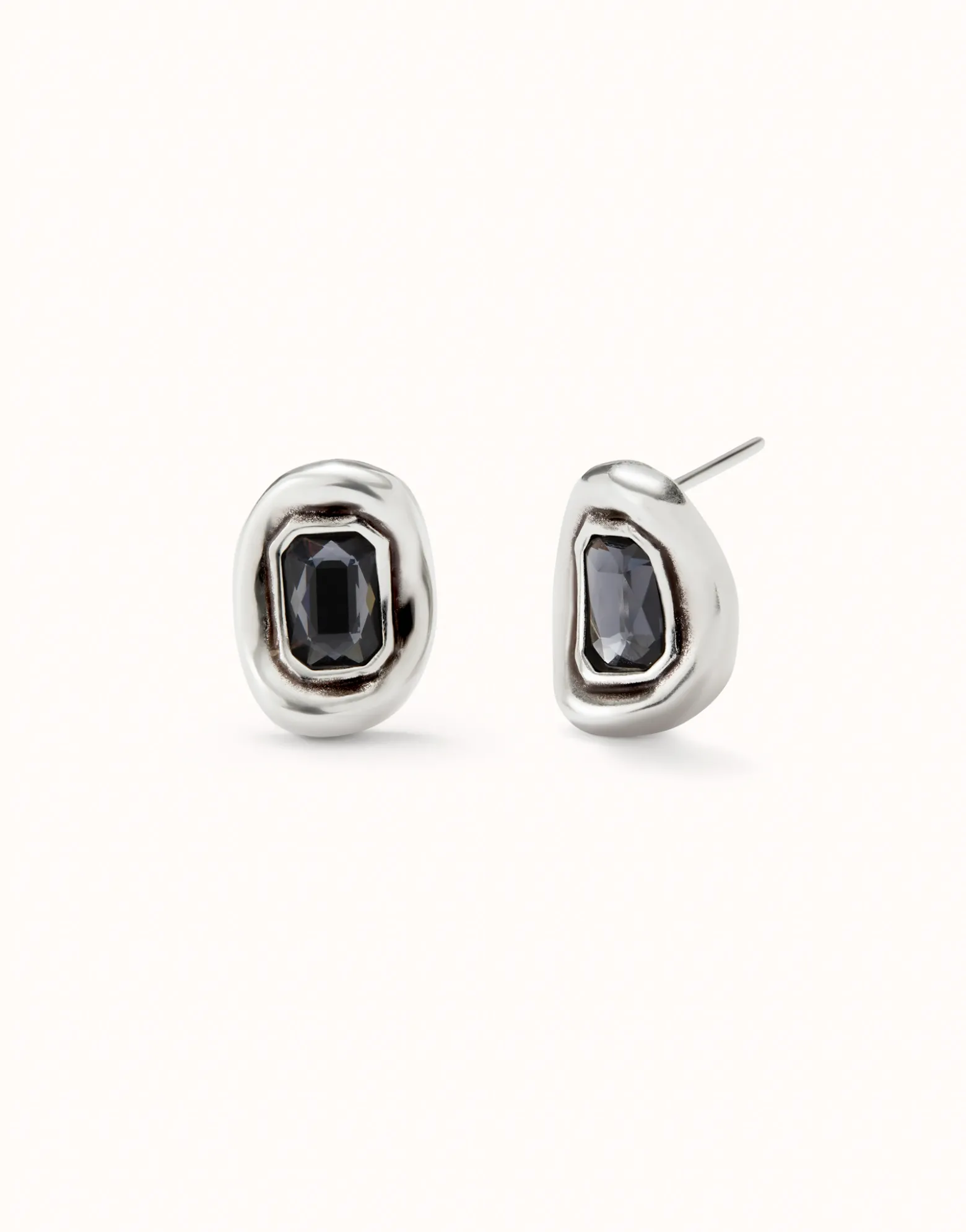 Pendientes bañados en plata con cristal facetado gris