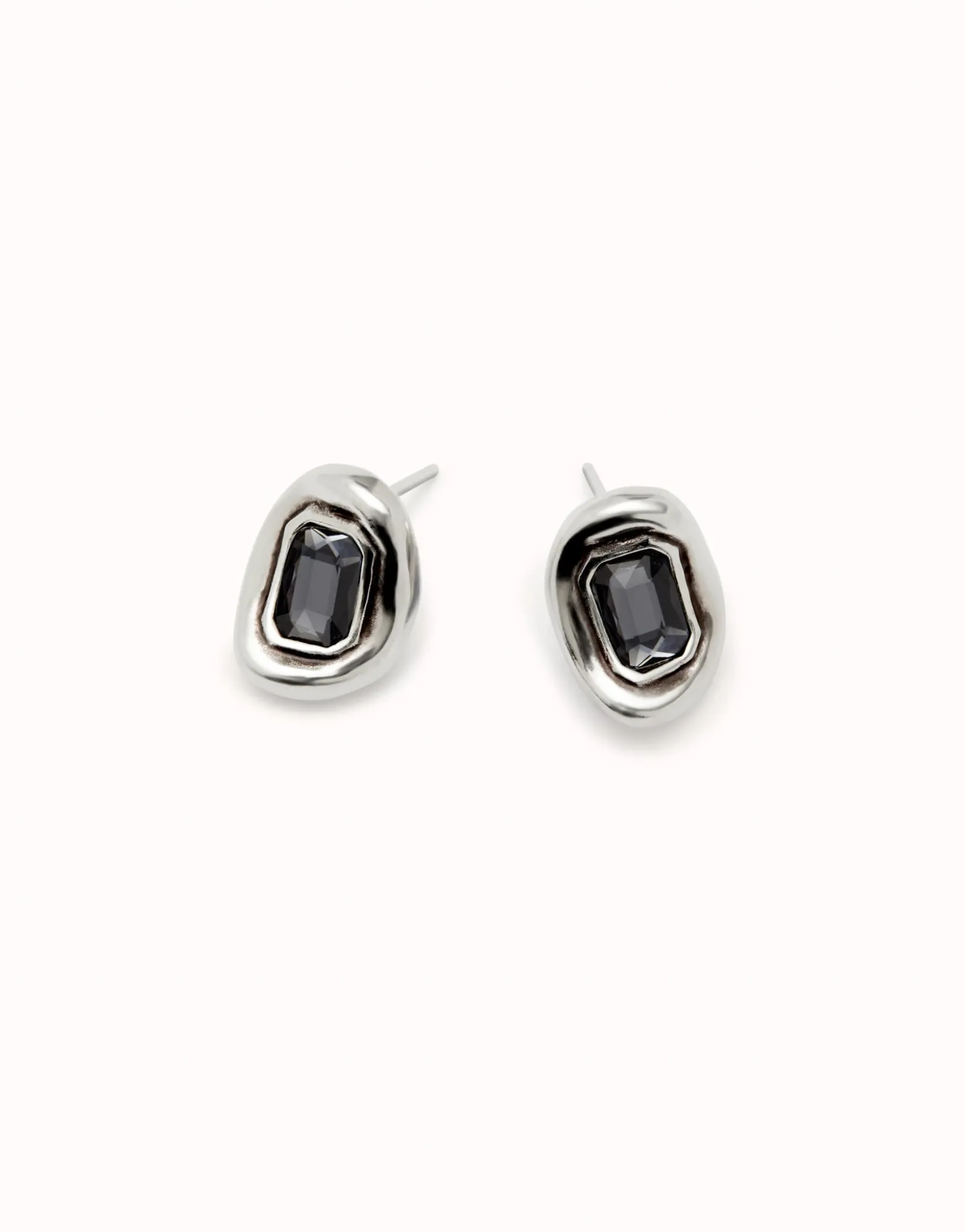 Pendientes bañados en plata con cristal facetado gris