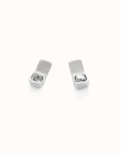 Pendientes bañados en plata de ley con forma rectangular y cristal blanco