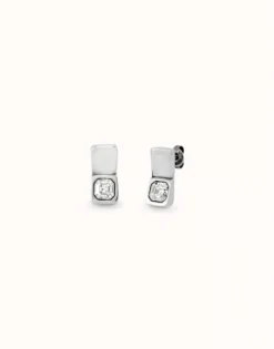 Pendientes bañados en plata de ley con forma rectangular y cristal blanco