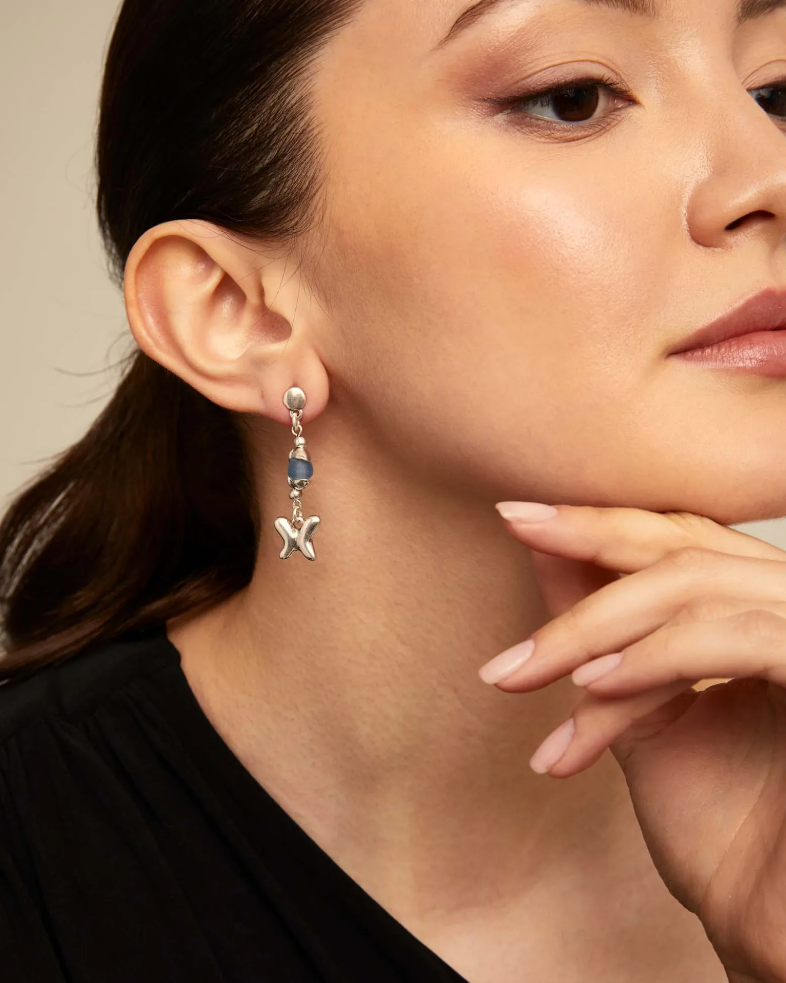 Pendientes bañados en plata de ley con cristal azul y mariposa