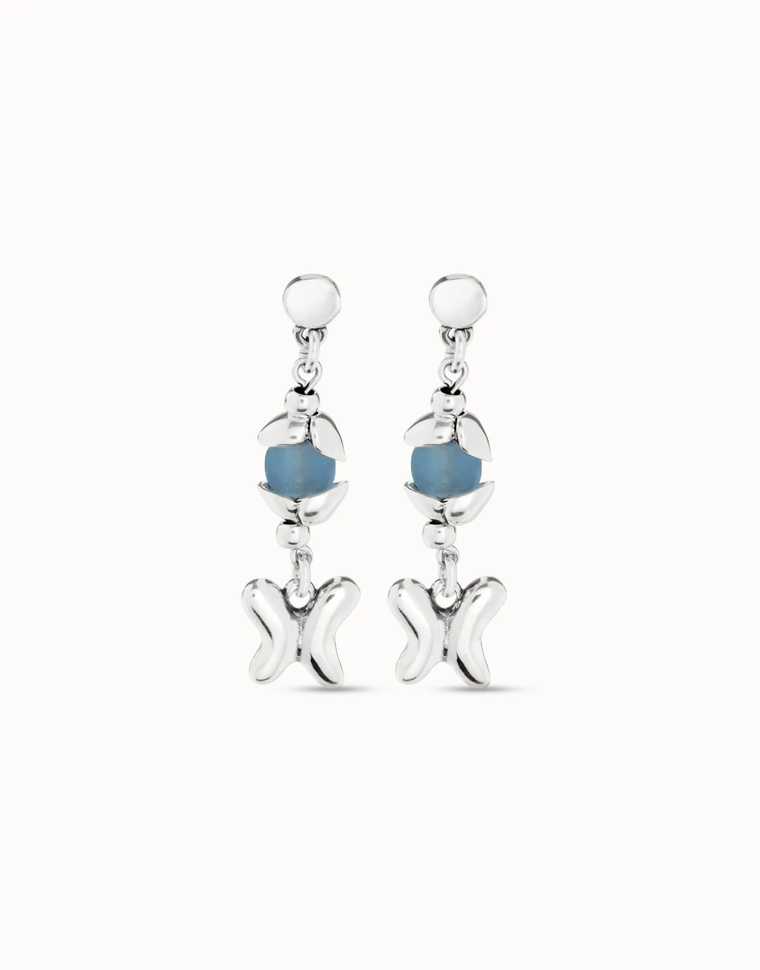 Pendientes bañados en plata de ley con cristal azul y mariposa
