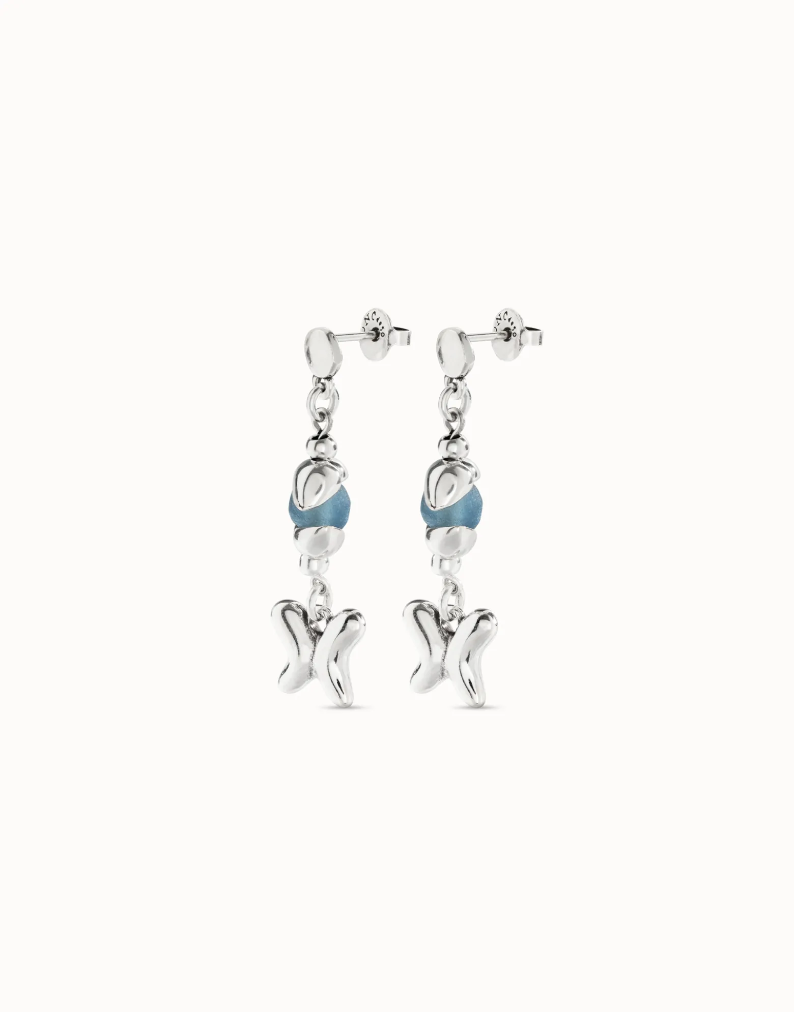 Pendientes bañados en plata de ley con cristal azul y mariposa
