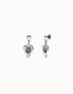Pendientes bañados en plata de ley con corazón colgante y cristal negro