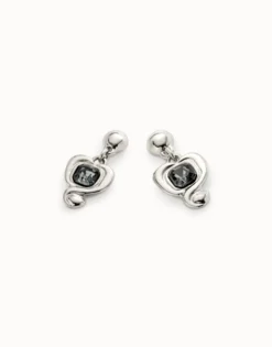 Pendientes bañados en plata de ley con corazón colgante y cristal negro