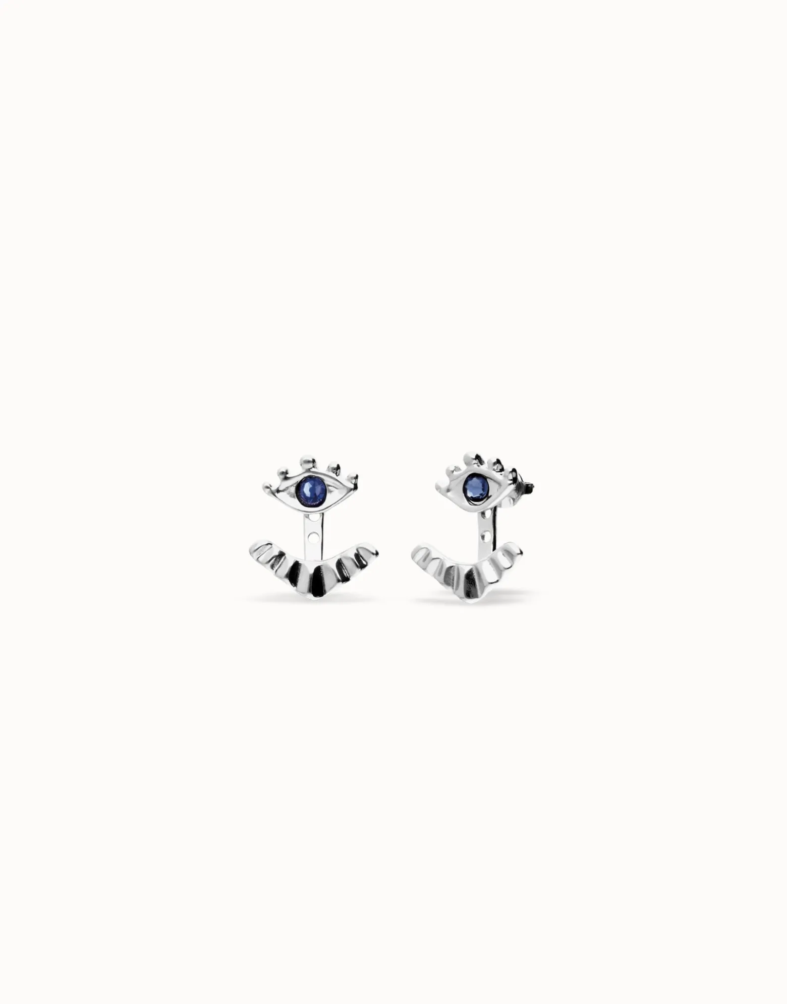 Pendientes bañados en plata en forma de ojo con pestañas y cristal facetado azul