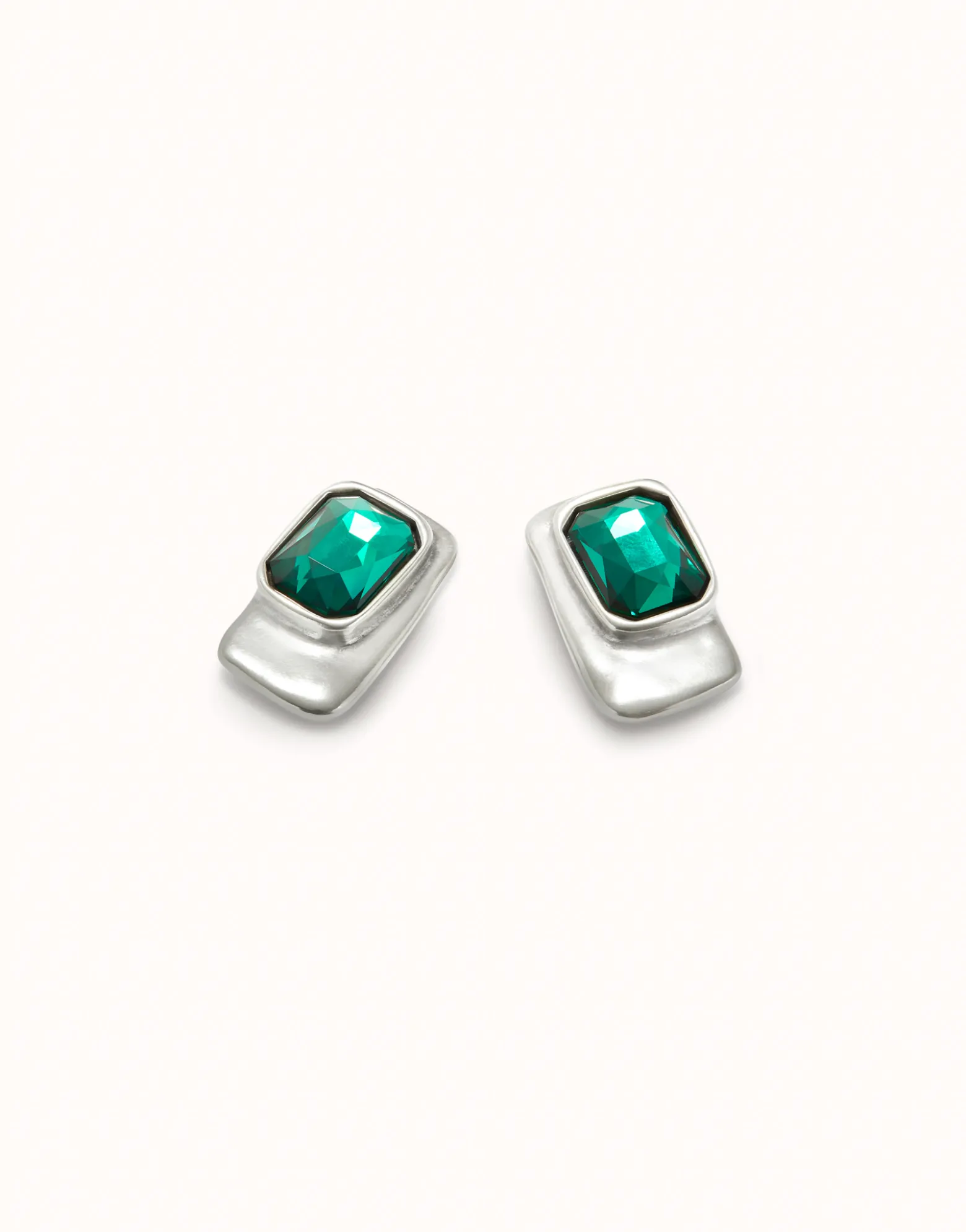 Pendientes con forma rectangular bañados en plata de ley con cristal verde