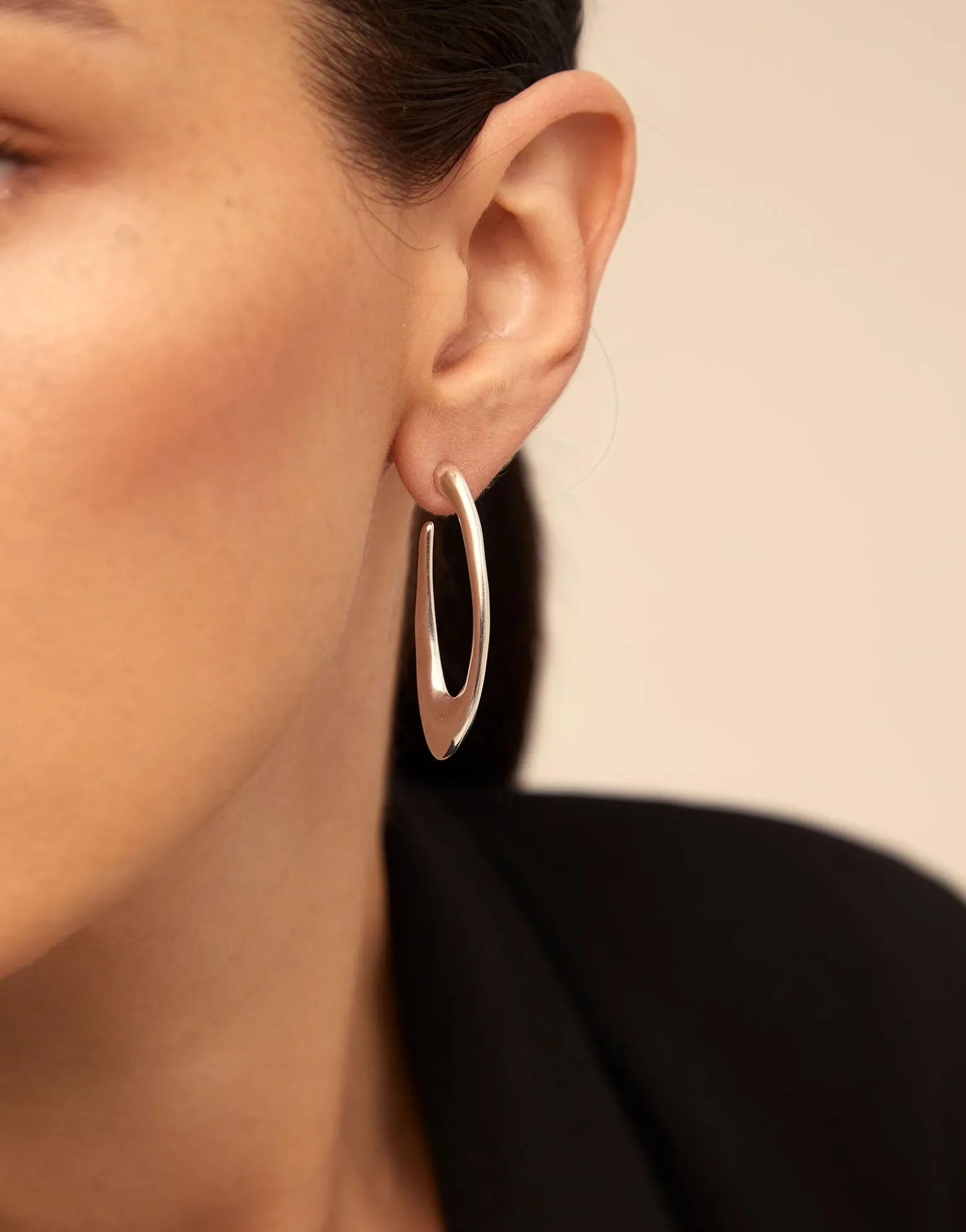 Pendientes de aro oval bañados en plata de ley