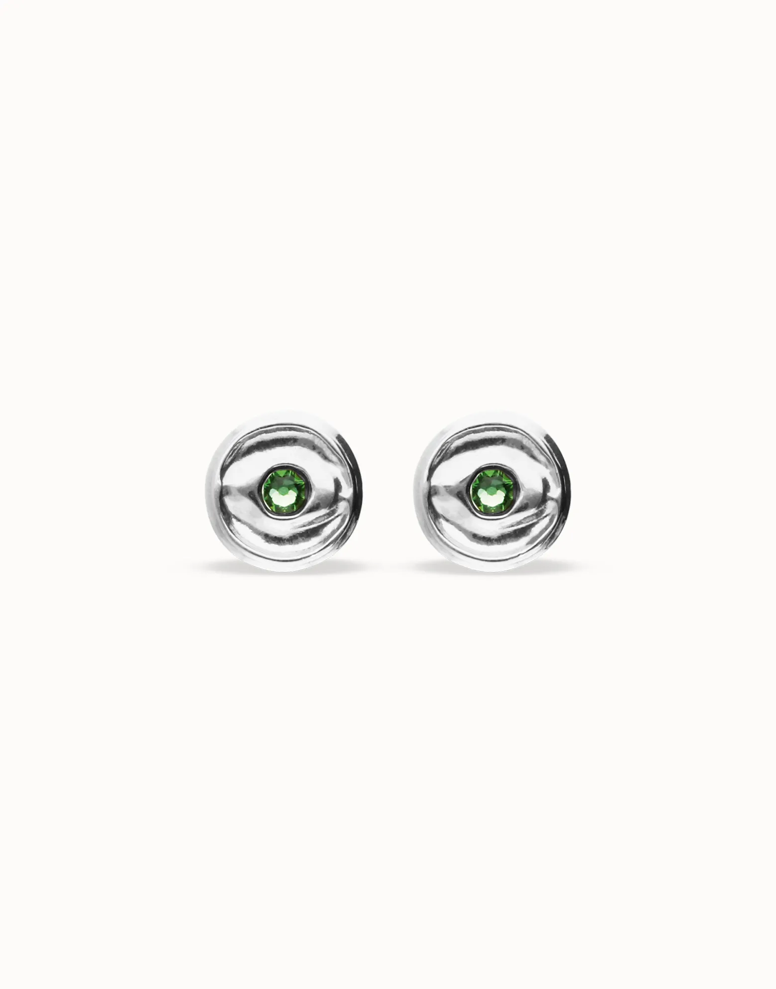 Pendientes de botón bañados en plata con cristal facetado verde