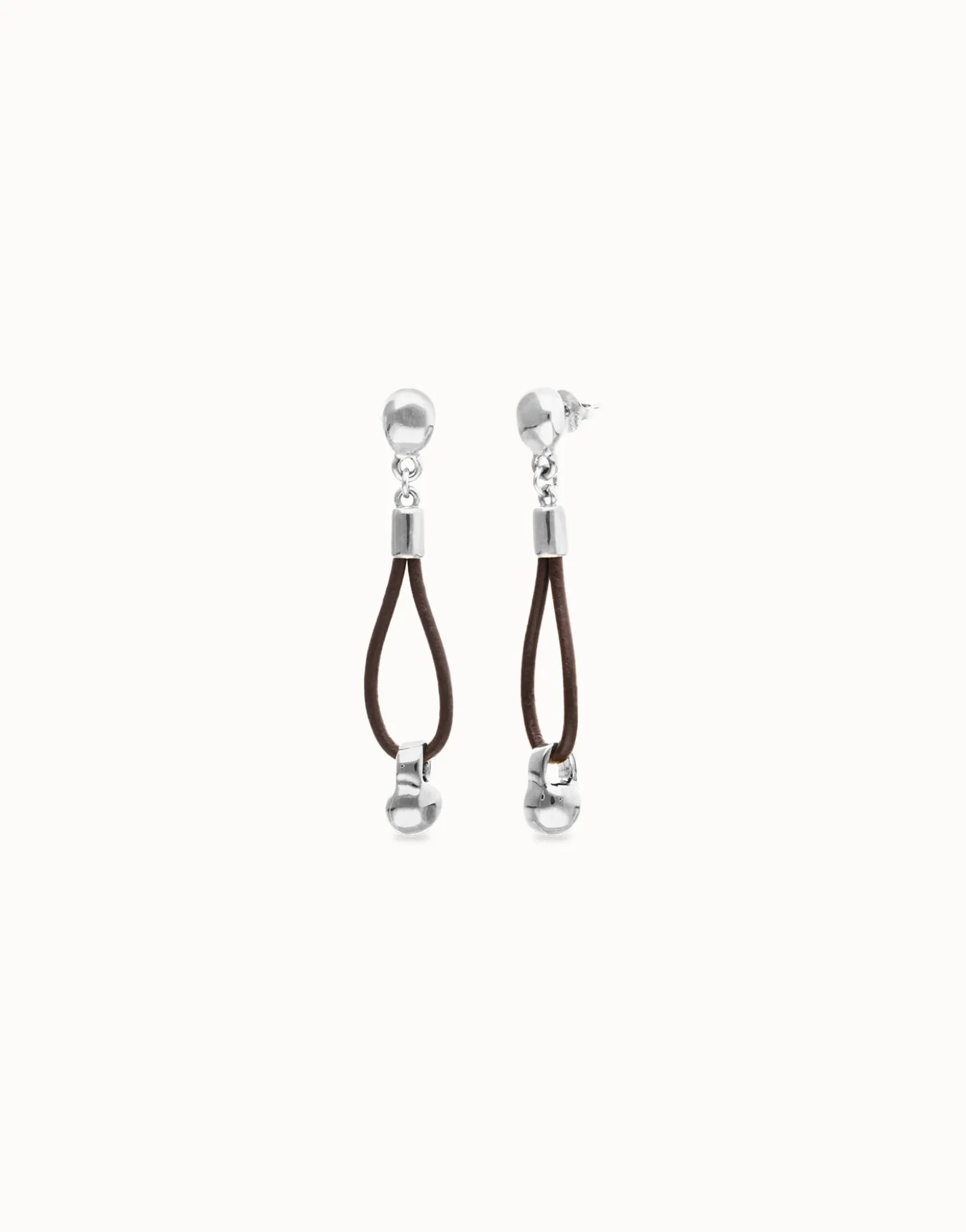 Pendientes de cuero largo con detalle de esfera bañado en plata de ley