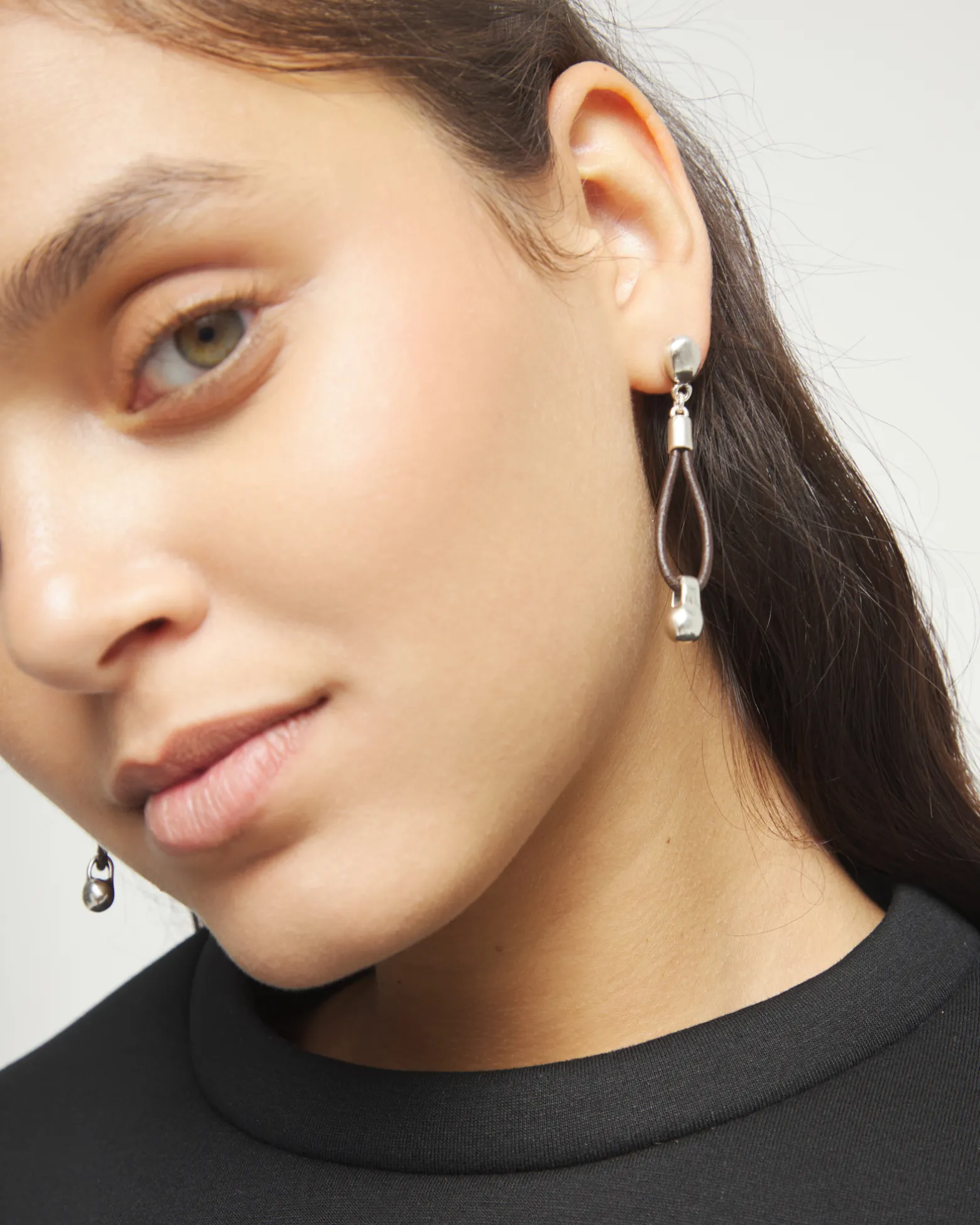 Pendientes de cuero largo con detalle de esfera bañado en plata de ley