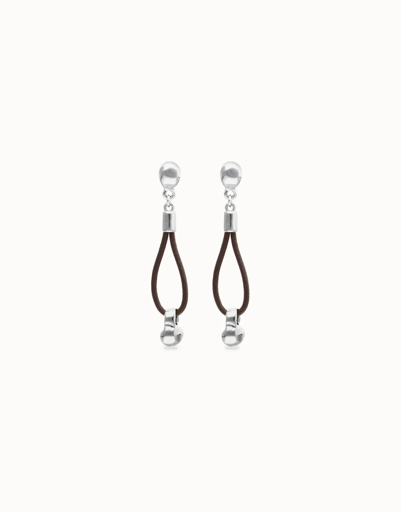 Pendientes de cuero largo con detalle de esfera bañado en plata de ley