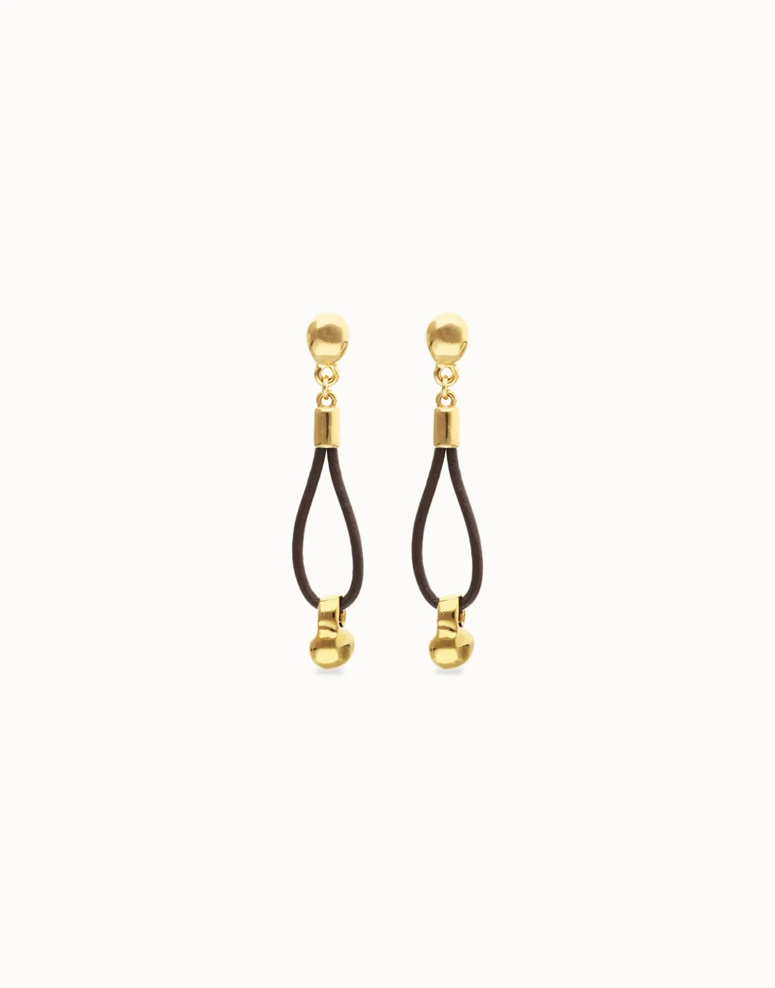 Pendientes de cuero largo con detalle de esfera bañado en oro 18k