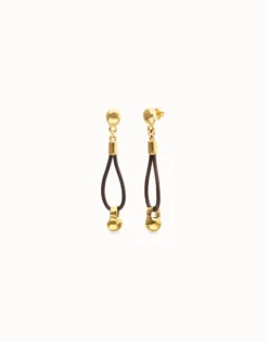 Pendientes de cuero largo con detalle de esfera bañado en oro 18k