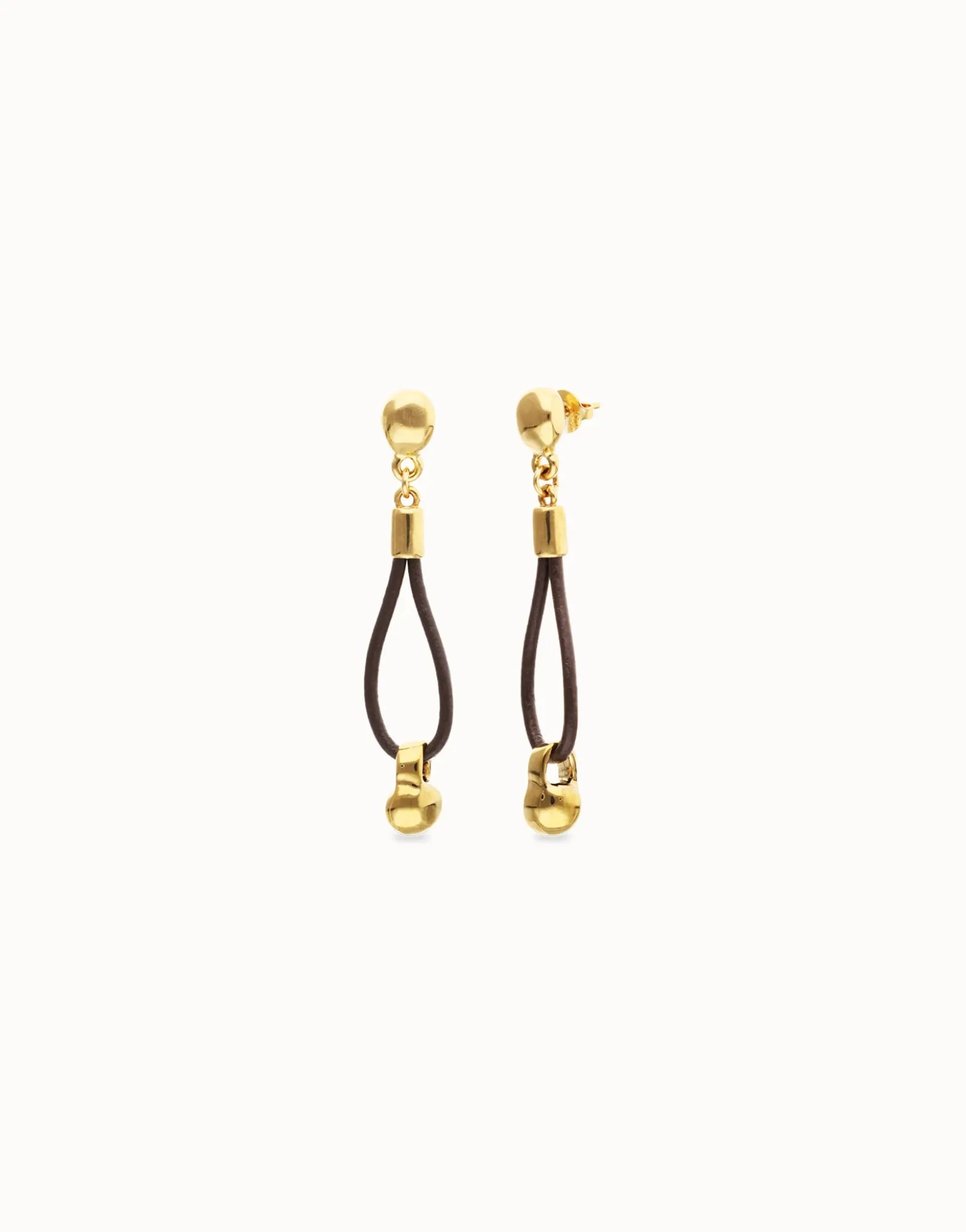 Pendientes de cuero largo con detalle de esfera bañado en oro 18k