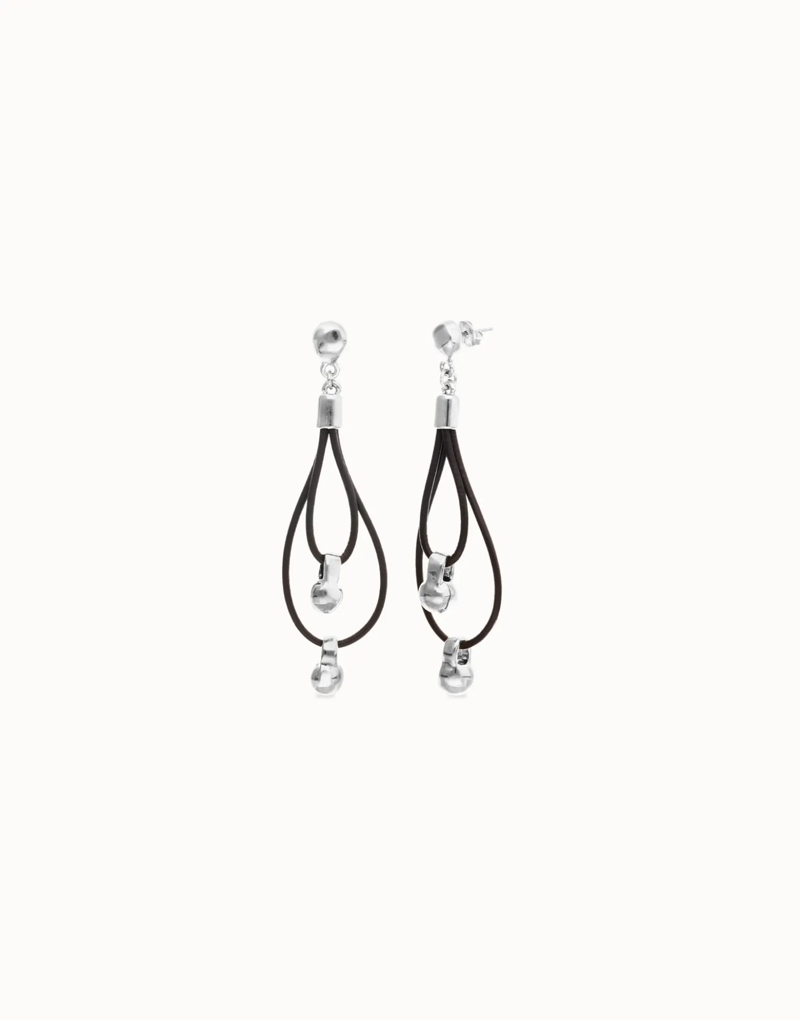 Pendientes de cuero largo doble con detalle de esfera bañada en plata de ley