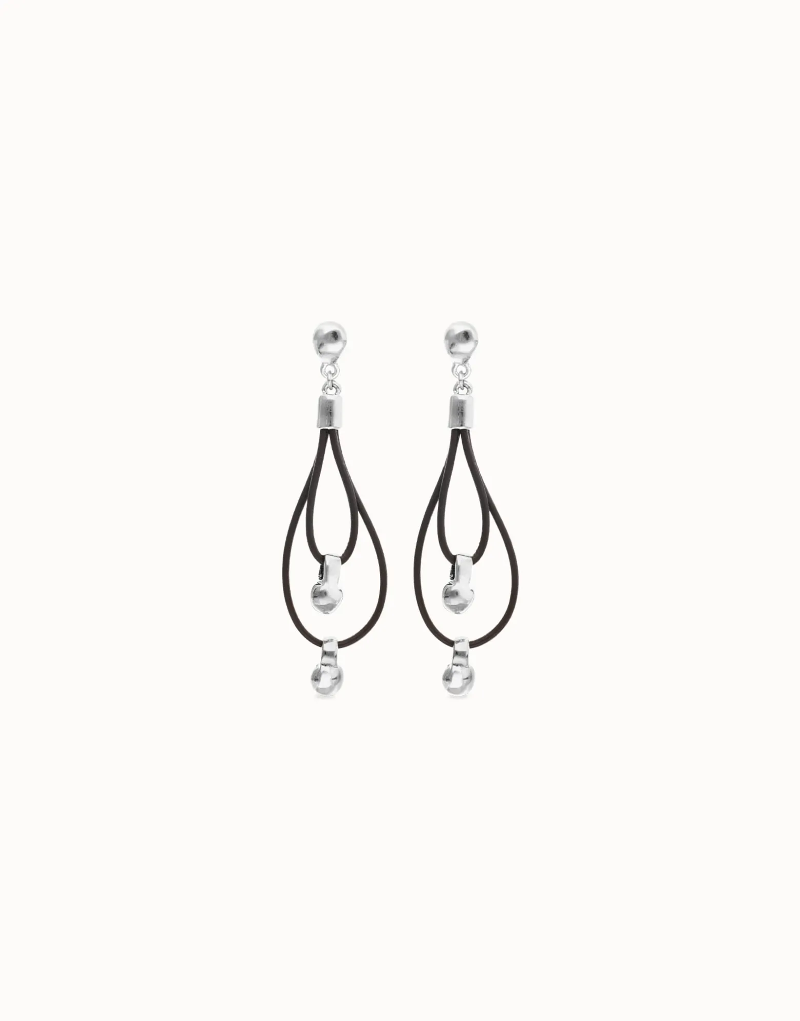 Pendientes de cuero largo doble con detalle de esfera bañada en plata de ley