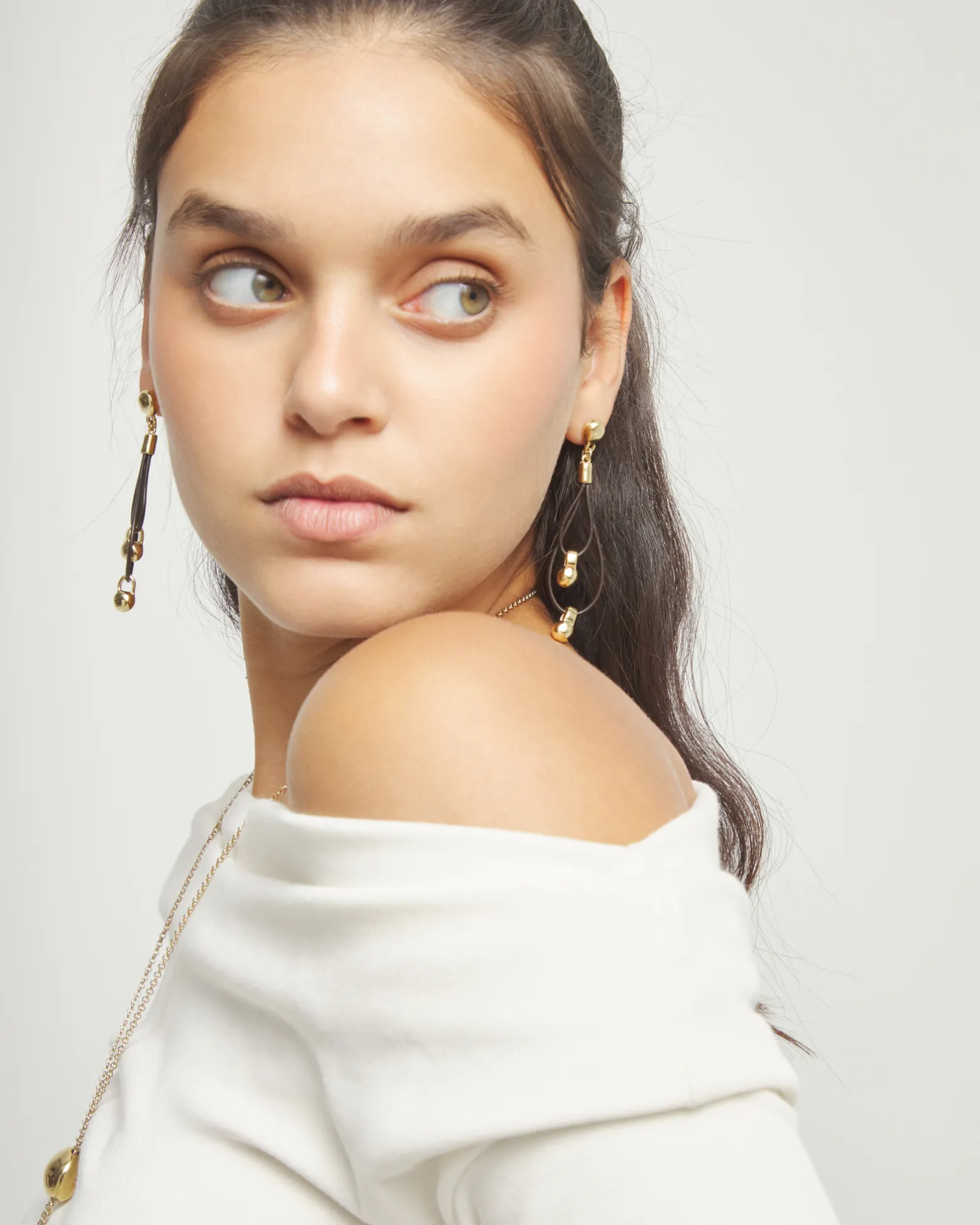 Pendientes de cuero largo doble con detalle de esfera bañado en oro 18k