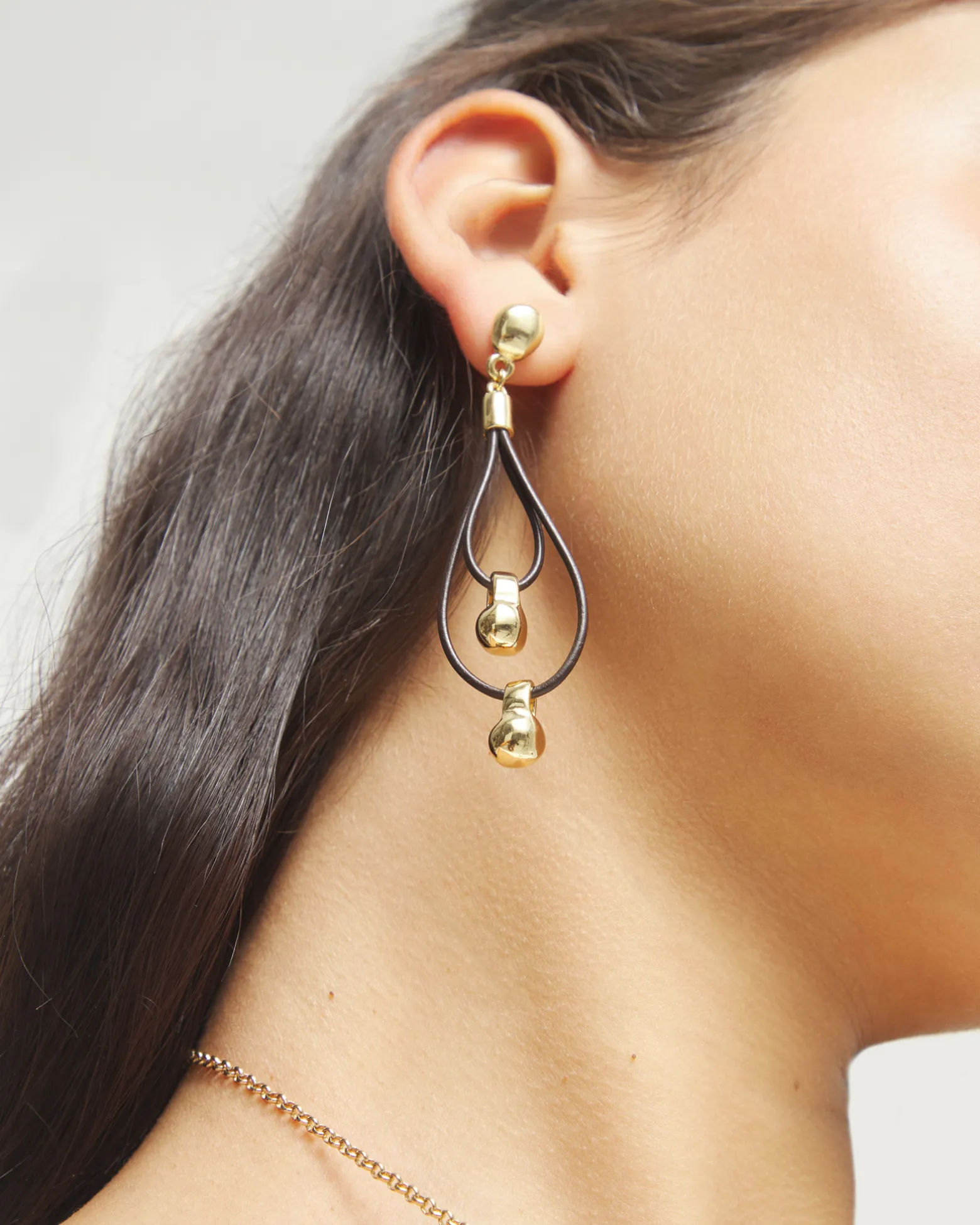 Pendientes de cuero largo doble con detalle de esfera bañado en oro 18k